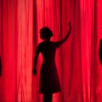 المسرح العربي المعاصر: من المنبر السياسي إلى فضاء التجريب