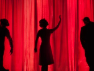 المسرح العربي المعاصر: من المنبر السياسي إلى فضاء التجريب